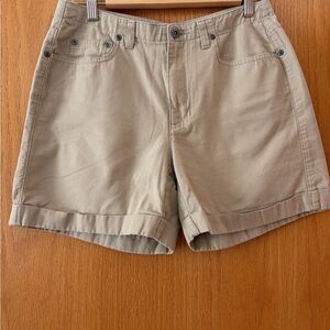 #215 Liz Claiborne Tan Women's Shorts. In Amazing Condition.  Size 8P